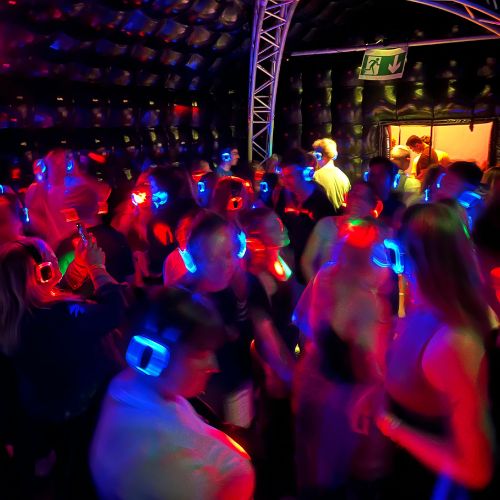 Silent Disco in aufblasbaren Disco mit Tanzfläche